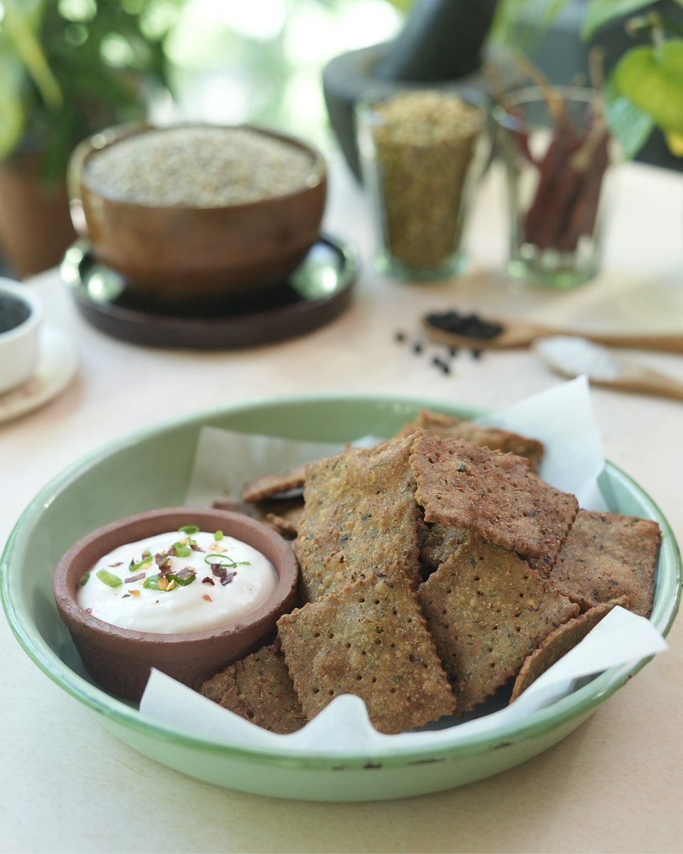 SanjeevKapoor's tweet photo. Dhamakedaar bajra crackers bring in delight in each crispy bite.
https://t.co/fK6UcwNxc3
#Sanjeevkapoor #SanjeevKapoorKhazana #MilletKhazana #Bajra #Bajracracker #HealthySnacks #Homemade #SnackTime #BajraRecipes #India #MilletRecipes #MilletwithSK #ThisYearMillets #Millet https://t.co/Ihgub8nDPP