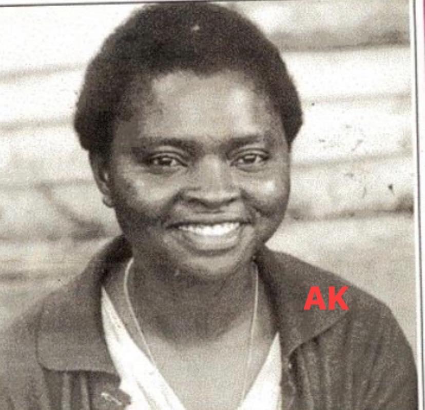arol_ketch's tweet photo. Thread - Mallah : La prophétesse de Bepanda 

Née vers 1957, de son vrai nom Guebou Julienne épouse Yaguaka, la prophétesse Mallah a sévi pendant plusieurs années au quartier Bepanda à Douala/Cameroun. Elle disait guérir avec de l’eau et la prière. https://t.co/xRHUlaWGOq