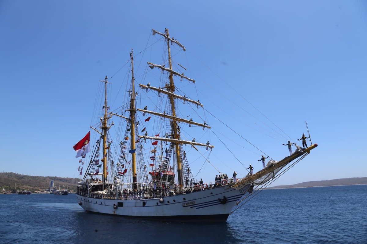 Sang Legenda KRI Dewaruci Sandar di Banyuwangi dlvr.it/Sz62mx