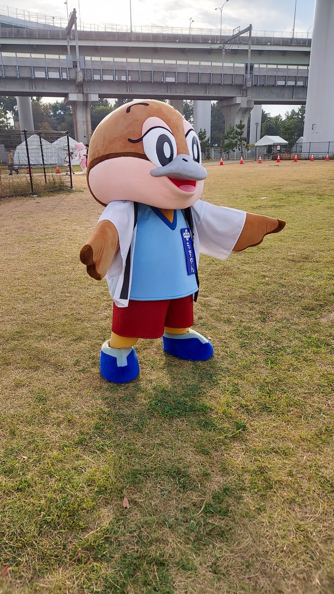 osakaprefPR's tweet photo. おはもず！！

あ！むこうに僕のファンが！
ぎゅーってするからこっちおいでよ！ https://t.co/0H8ryW3W7s