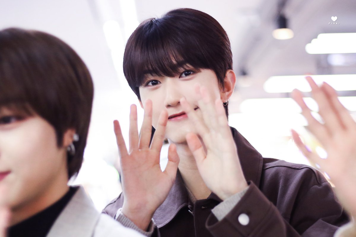 그날 머릿속에 생각 하나뿐이엇는데 어떻게 이러케 예쁜 사람이 있을 수가 있어…🥺💝

#경문