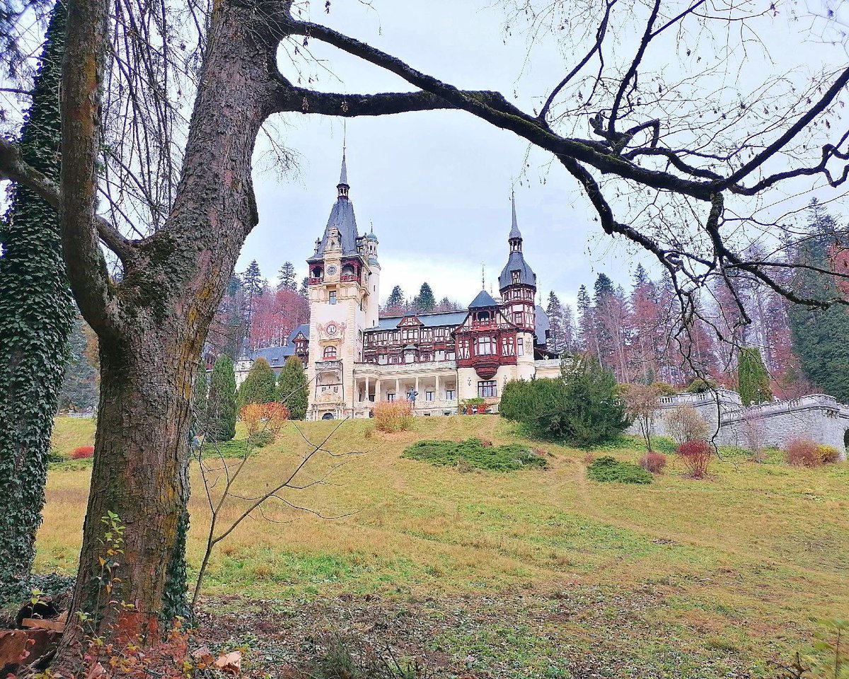 GuideToRomania's tweet image. Peles Castle [buff.ly/44amYZL] #DraculaLand #Romania #Sinaia #castle #history #beautiful #royalfamily #king