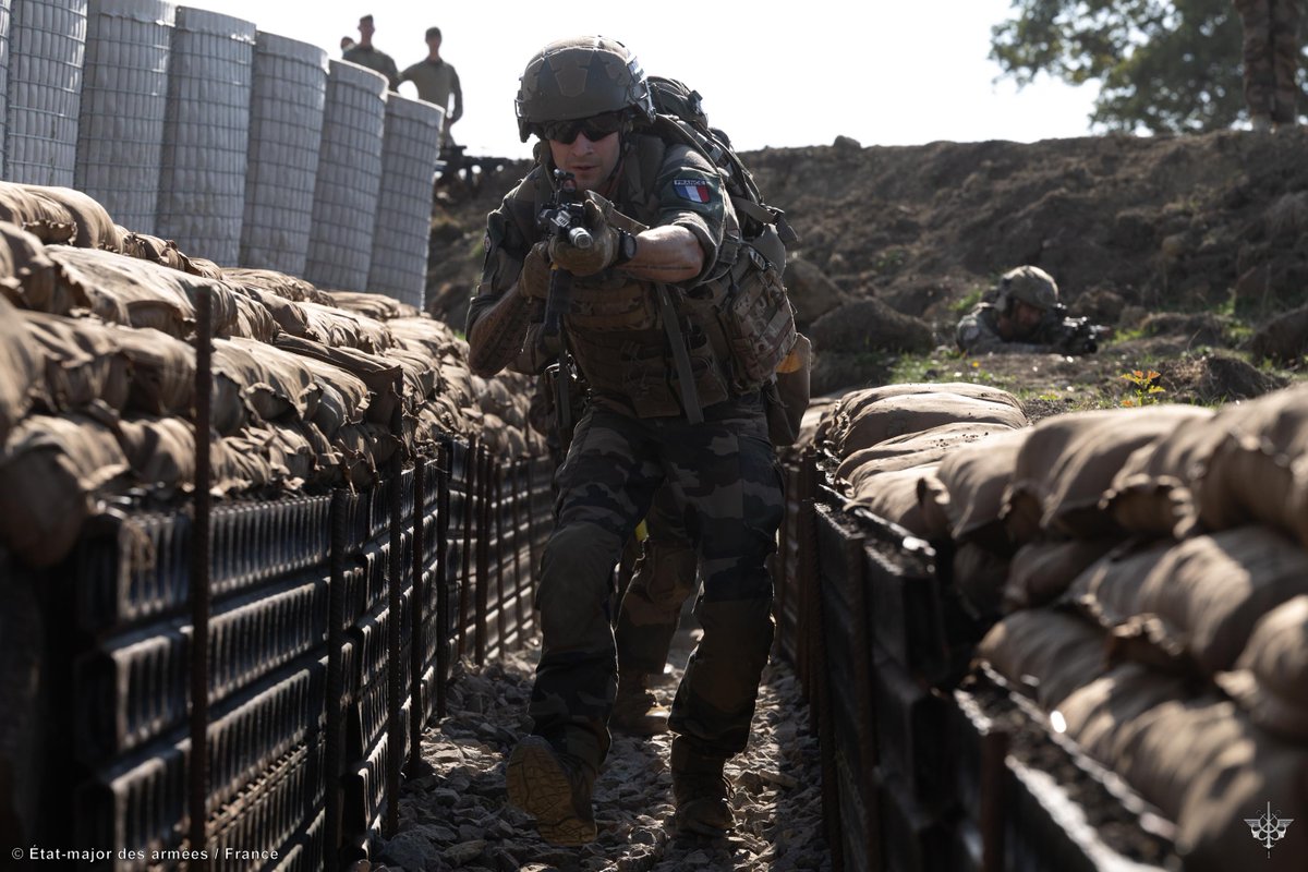 armeedeTerre's tweet image. Cible atteinte pour nos unités de combat déployées en Roumanie sur la #MissionAigle 🎯

La mission ?
➡️ Réaffirmer la posture dissuasive @NATO et développer l’intéropérabilité du bataillon multinational 🇫🇷🇧🇪🇱🇺 engagé sous haute intensité.

#MissionsOps 👇
defense.gouv.fr/operations/act…