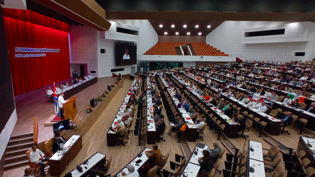 14ymedio's tweet photo. #Cuba celebra un #encuentro con #emigrados mientras prosigue el mayor #éxodo en décadas https://t.co/loP74JgcbM

👉🏼En el evento van a participar unos 300 cubanos de distintas generaciones y residentes en 50 países https://t.co/KCtNf7pUEG