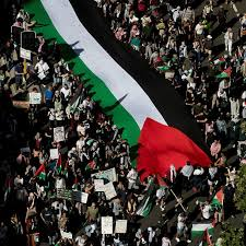 Fabraka_'s tweet photo. صورة ممنتجة للعلم الفلسطيني حوله احد التافهين الى علم النجاسة الاماراتي 
وتظهر يافطة مرفوعة داخل العلم وبعض الرتوش السيئ في خانة اللون الاحمر دليل على فوتوشوب متردي المستوى 
مرفق الصورة الحقيقية https://t.co/MOoWVJQeCd