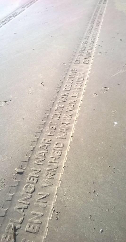 Hollandalılar araba lastiğine şiir basmış. Şiir sokakta diye buna derler! #siirsokakta