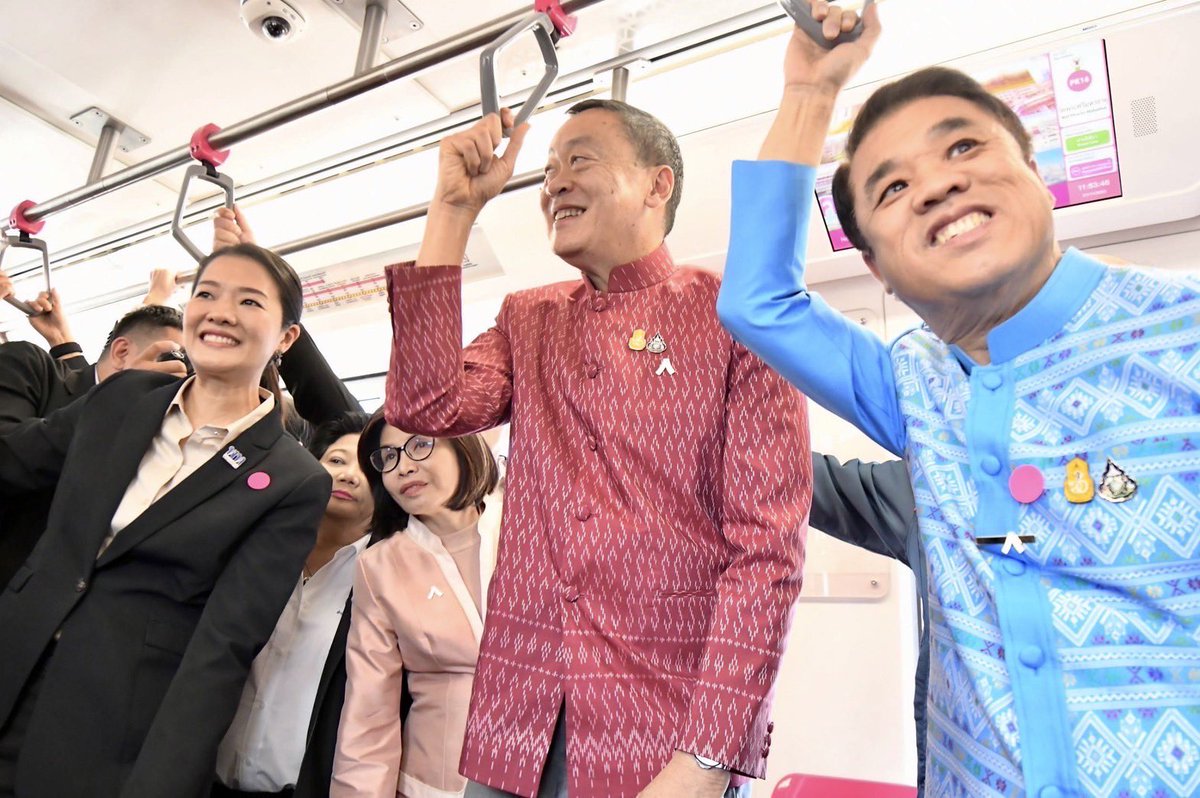 Thavisin's tweet photo. ขึ้นรถไฟฟ้าสายสีชมพูจากสถานีมีนบุรี ไปลงที่สถานีวัดพระศรีมหาธาตุครับ เป็นการร่วมทดสอบการเดินรถเสมือนจริง โดยเปิดให้พี่น้องประชาชนร่วมทดลองใช้ไปด้วยกันด้วย

การลงทุนด้านการคมนาคม โดยเฉพาะรถไฟฟ้า ถือว่าเป็นการลงทุนทางด้านโครงสร้างพื้นฐานที่มีประโยชน์กับพี่น้องประชาชน นักท่องเที่ยวก็สามารถเดินทางได้สะดวกด้วย และการที่เราจะดึงดูดนักลงทุนจากต่างประเทศมาลงทุน มาสร้างสำนักงาน หรือย้ายสำนักงานใหญ่เข้ามาทำงานในประเทศไทย เรื่องการเดินทางโดยรถไฟฟ้าก็ถือว่าเป็นปัจจัยสำคัญมากครับ