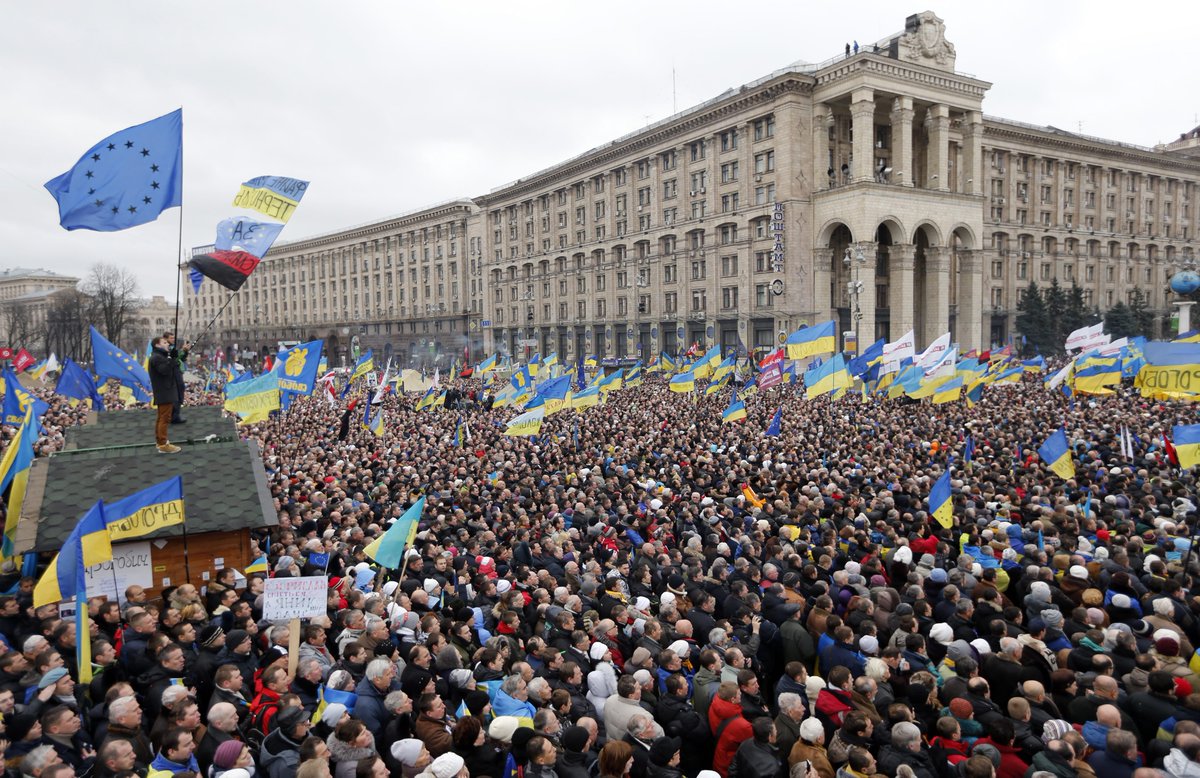 10y ago, with EU flags in their hands, Ukrainians took to the streets to defend their democracy & dignity. Neither the bloodshed at the Maidan, nor Russia's war overturned their European choice. Ahead lies a historic opportunity - without 🇺🇦, the EU family is not complete. 📷EPA