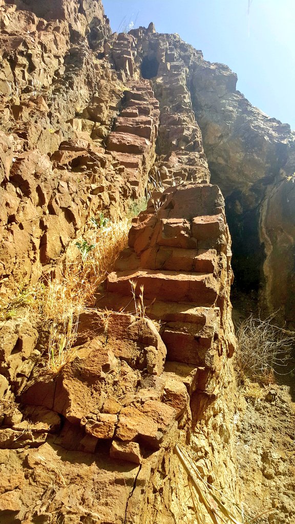 SylvanaPilidou's tweet photo. In case you think that we do not have #lavas in #Cyprus.

#dykes #magma #TroodosOphiolite #Troodos #ophiolite #geology https://t.co/sbgLhFTFij