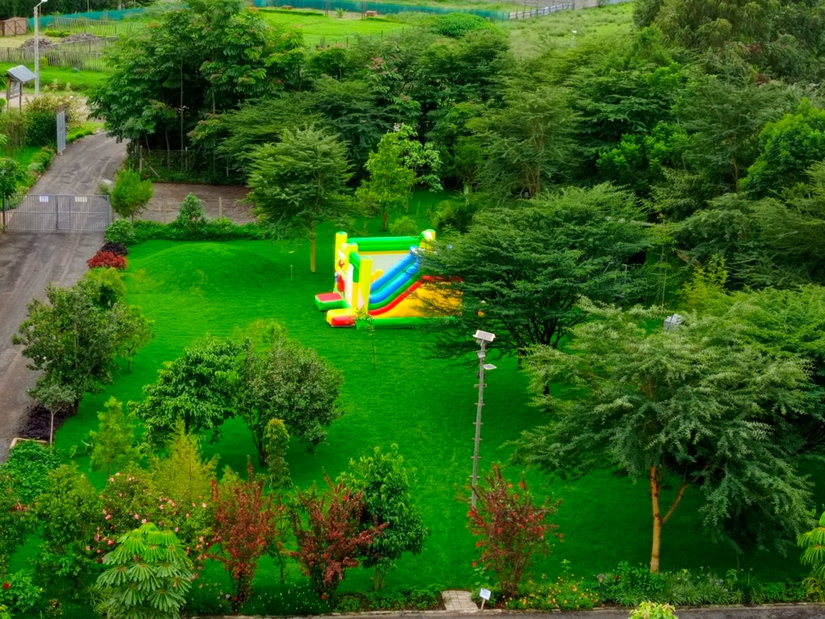 Bounce, slide, repeat! A haven for the little ones amidst the beauty of our garden.Let the festivities begin!🎁🏰 
#peakshotelnanyuki #nanyuki #funactivities #kidscorner #christmasprep