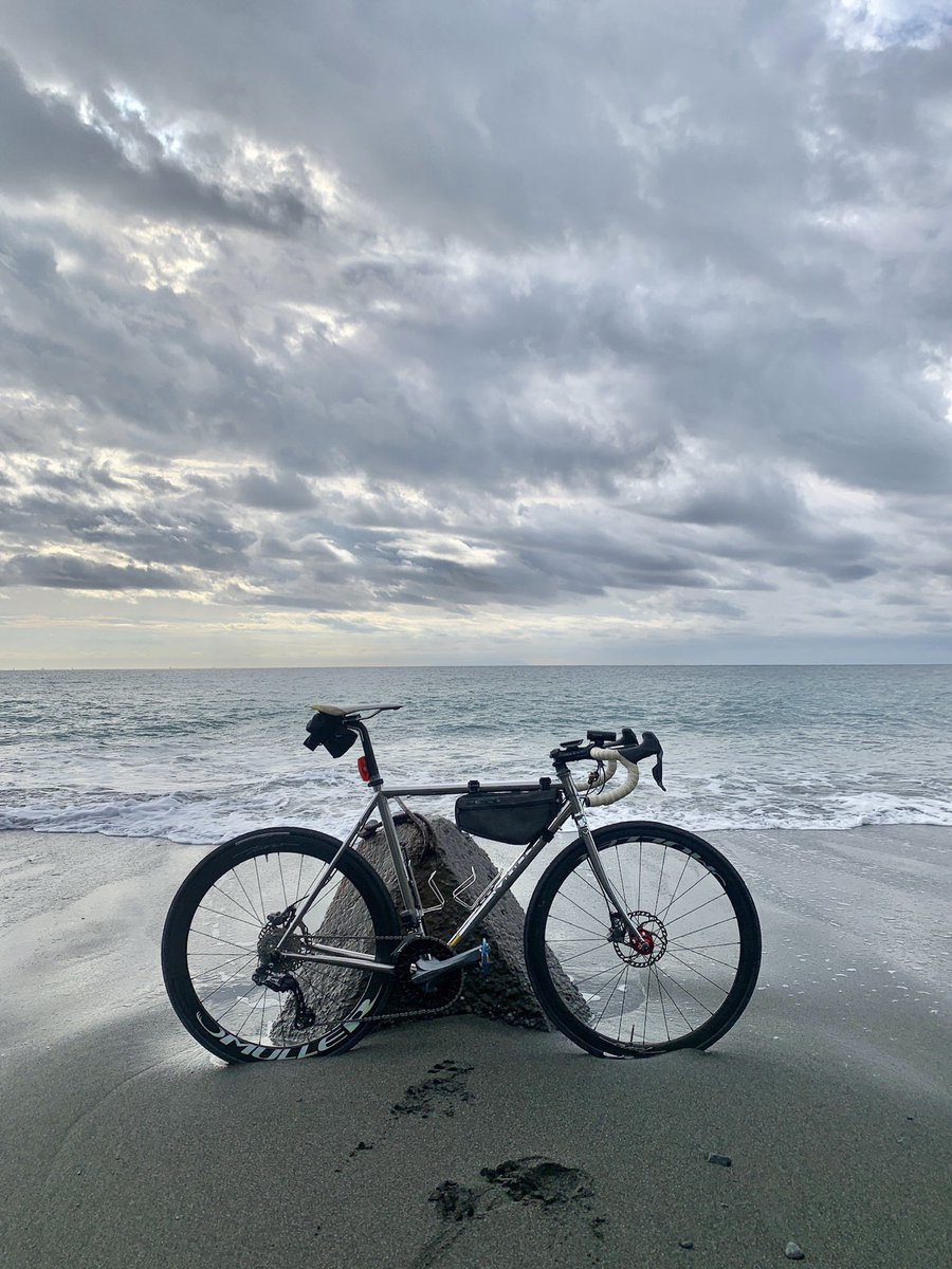 MULLERjapan's tweet photo. 冬の海は、夏と違い静寂を感じるのは何故だろう。
昨日までの、頭のモヤモヤが波の音に消されていく。
僕は大きな地球に癒されている。
とても大きな心の安定だ。
#crescent
#newmodel
#reynolds931
#stainlesssteel
#roadbikes #gravelbikes
#titaniumfork
#rimbrake #discbrake
#hillclimb https://t.co/CwbpSqYuQG