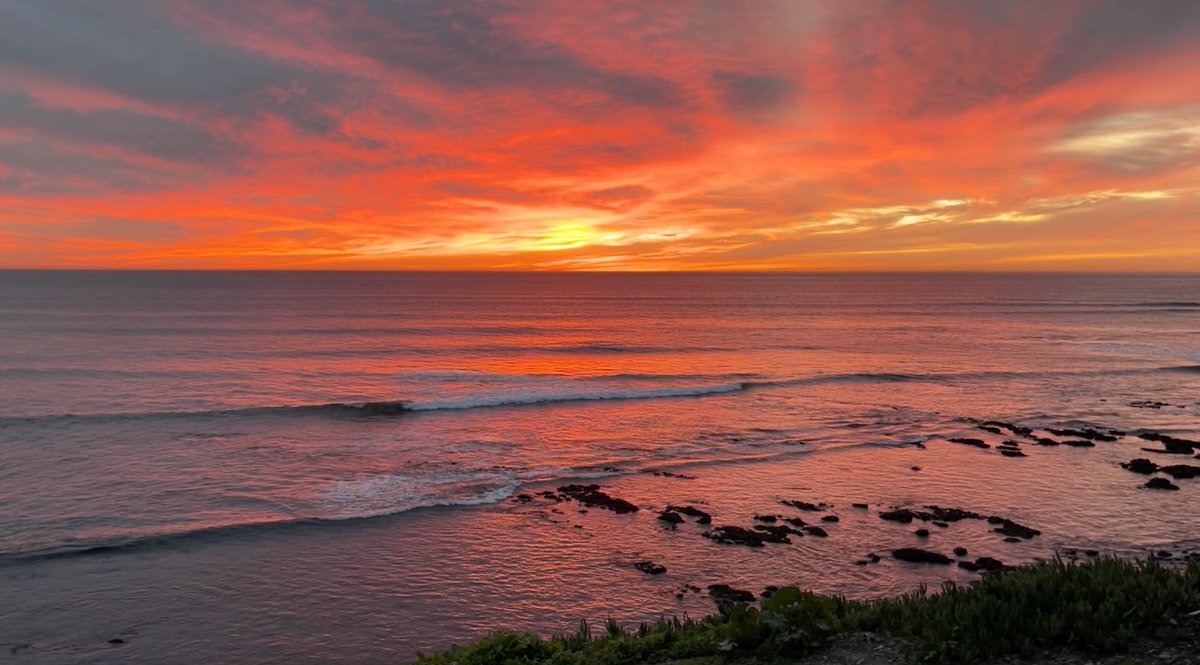 kathedsc's tweet photo. Amid recent events, we've all witnessed heart-wrenching human destruction, serving as a stark reminder of life's fragility. As I gaze upon the sunset in California, it stands as a poignant symbol—the exquisite facet of life that acts as a counterbalance to its challenges 🌅  #CA https://t.co/Rp26G8NS4x