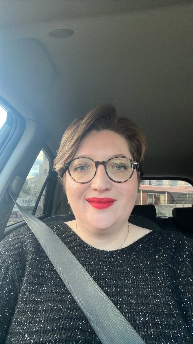 AlexandraCanada's tweet image. Red lip on a Tuesday ? Why not 😉
#Rubywoo