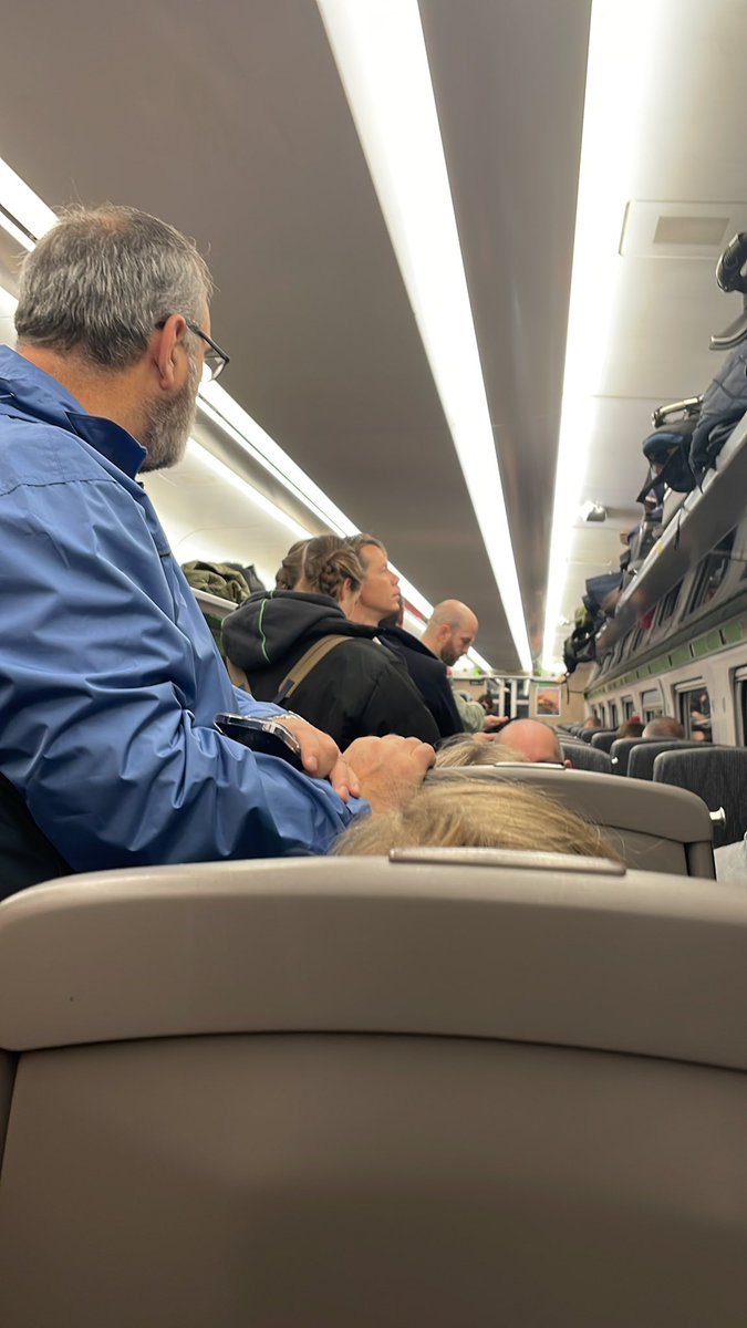 5 instead of 9 carriages today. 0642 Honeybourne to Paddington. £95 for this <a href="/GWRHelp/">GWR</a> - your team on board are great but poor planning.