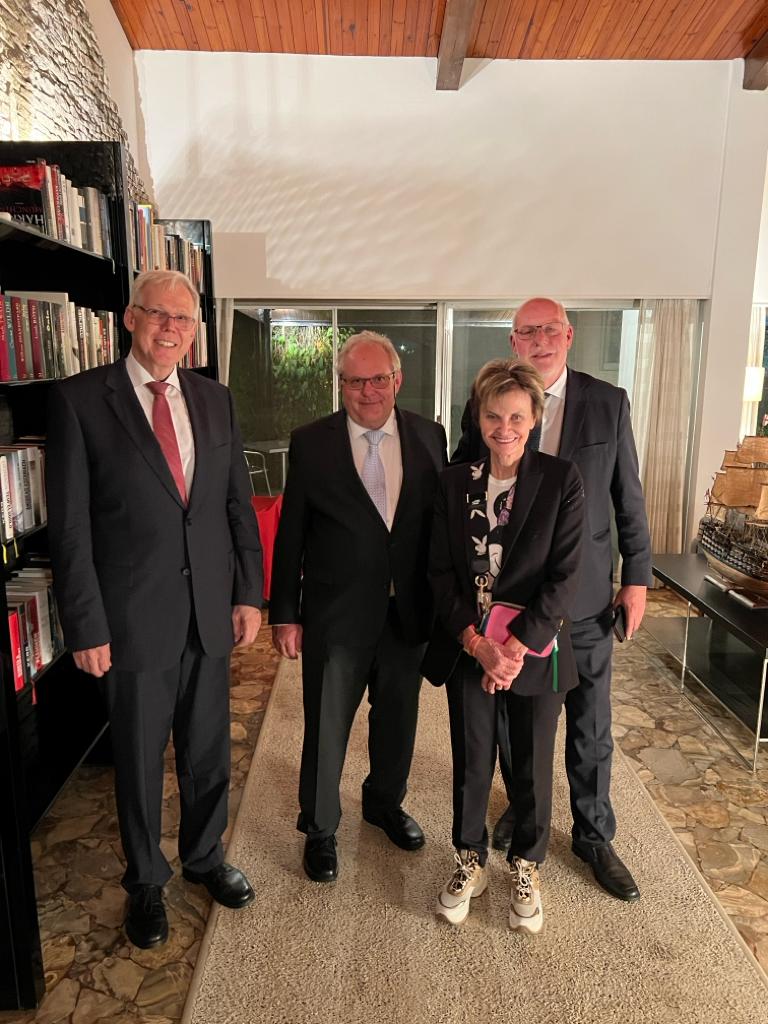 Lors de la mission d'observation électorale de l'OIF dirigée par Micheline Calmy-Rey, qui était également accompagnée par l'ancien Conseiller aux Etats Didier Berberat, l'Ambassade a eu le plaisir de les inviter pour un dîner à la Résidence de 🇨🇭.