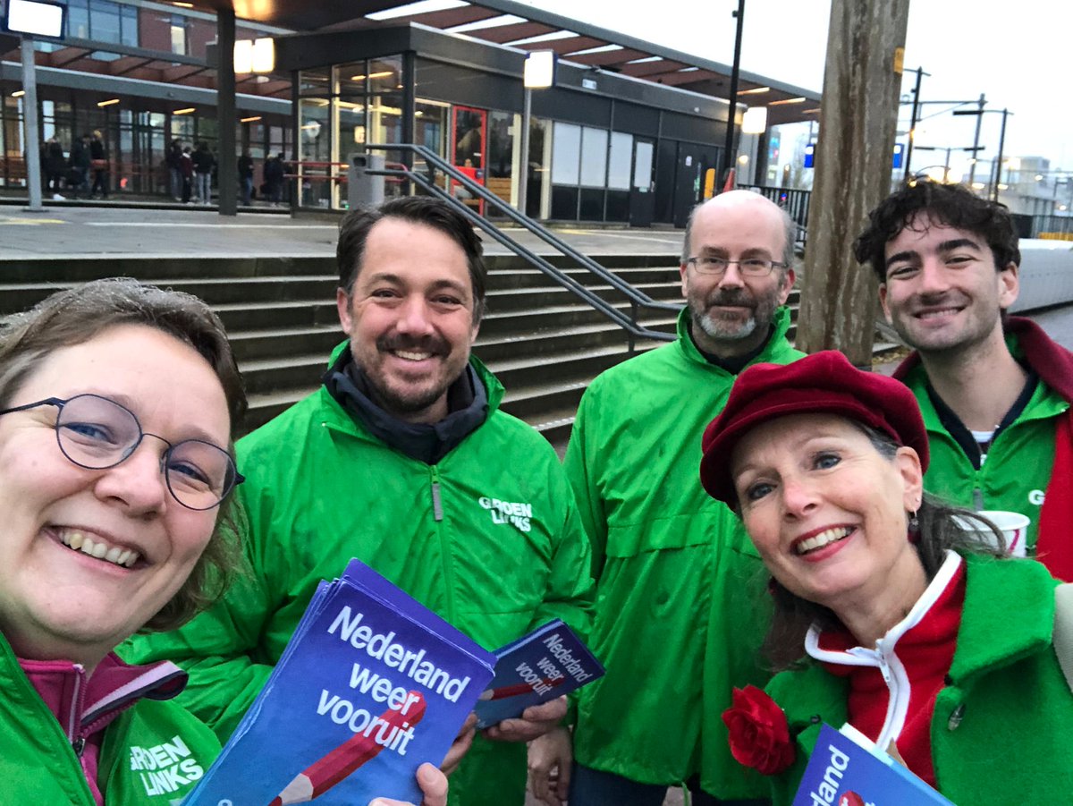 Laatste campagneochtend voordat Nederland morgen naar de stembus gaat op station #Elst in Overbetuwe. ⁦<a href="/PvdAOverbetuwe/">PvdAOverbetuwe</a>⁩ ⁦@GLOverbetuwe⁩ #kiesprogressief #stemlinks #samenmakenwehetverschil