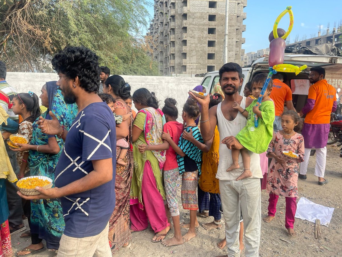 Yss_Ahmedabad's tweet photo. दीपावली✨ पर्व में पूज्य गुरुदेव से प्रेरित युवा सेवा संघ अहमदाबाद द्वारा गरीबों में बीच मिठाई व वस्त्रों का भंडारा किया गया व दिव्य दर्शन अभियान के अंतर्गत 600 से अधिक जुग्गियों में निःशुल्क कैलेण्डर भी नववर्ष की सौगात के रूप में वितरित किए गए। #Diwali #TrueDiwali #सच्ची_दीवाली https://t.co/FdInjo9g3T
