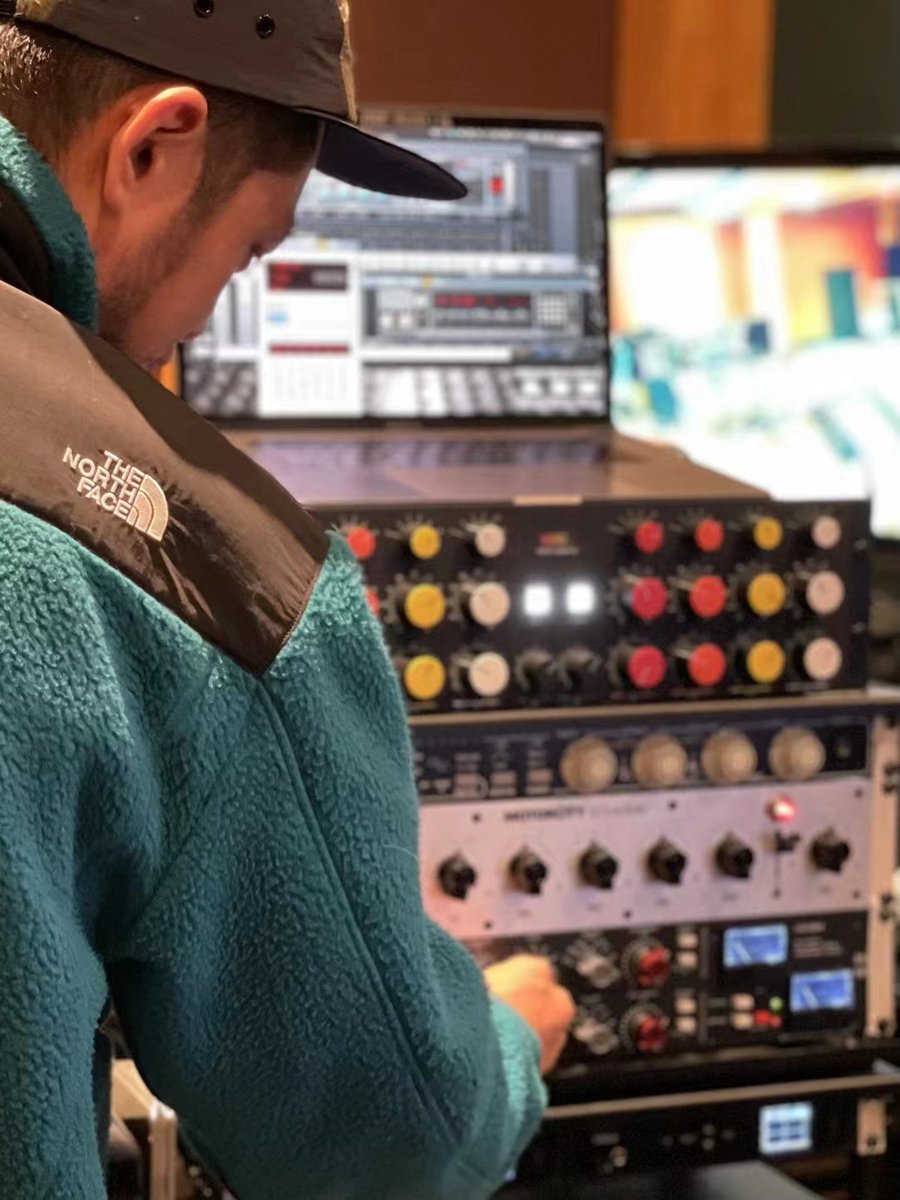 Bring our products to the Coral Works Studio,Let their sound engeneringer have a try😄（Also meet a big star rehearsing by chance😆）

#GOLY
#mastering #analog #compressor #proaudio #amplife #mixer #compeq #dictator