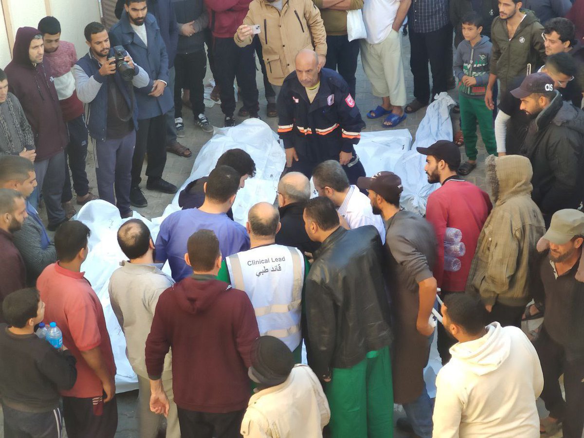 ShehabAgency's tweet photo. الدكتور عبد اللطيف الحاج يلقي نظرة الوداع على شهداء عائلته الذين ارتقوا بعد قصف الاحتلال لمنزلهم في مخيم النصيرات فجر اليوم. https://t.co/slUAs2EKQN