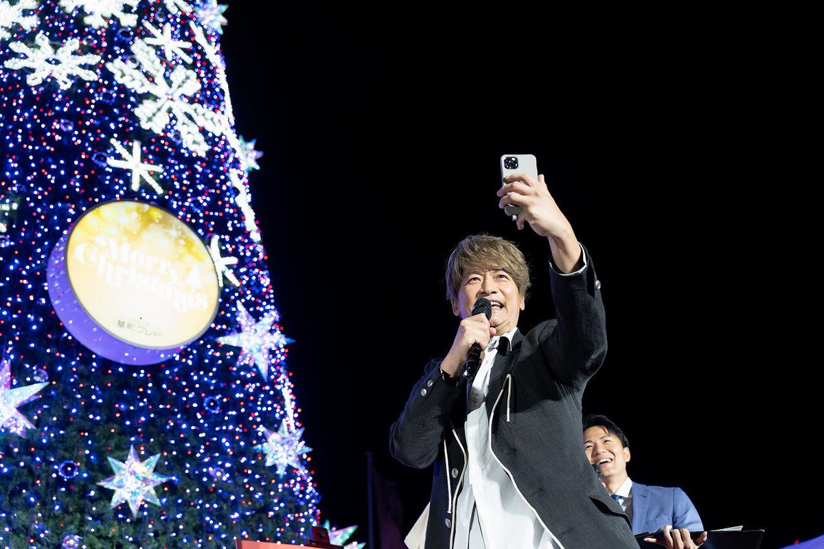 Wink_hiroshima's tweet photo. #香取慎吾 さんが広島に！

基町クレドのクリスマスツリー点灯式に
スペシャルゲストで登場されました～！

明るい笑顔で場を和ませてくれた香取さん。
12月16日～1月21日には、
個展も開催されますよ～！
ぜひぜひチェックしてくださいね♡

写真はツリー点灯式の楽しい様子です♡

 #whoami https://t.co/IIyxy9je5i