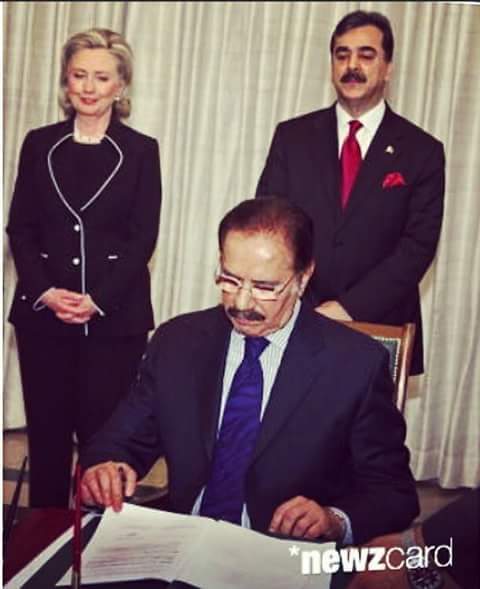 AlyeeIrfan's tweet photo. افسوس اس بات کا ہے کہ ہم اپنے محسنوں کو بھول گئے جب کوئی نہ تھا تو یہی مخدوم امین فہیم تھے جنہوں نے اس پارٹی کو سنبھالا مگر آج انکی برسی کہ دن کسی کو وہ یاد نہیں ۔
#MakhdoomAmeenFaheem #21Nov2015
@BBhuttoZardari @AseefaBZ @BakhtawarBZ @Bhuttoiest https://t.co/w6Go1Ccbol