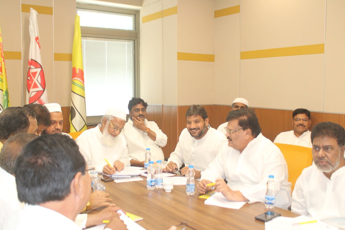 TDPConnects's tweet photo. మంగళగిరి తెలుగుదేశం పార్టీ  కేంద్ర కార్యాలయంలో నిర్వహించిన  రాష్ట్ర మైనారిటీ కమిటీ కార్యవర్గ సమన్వయ  సమావేశం లో పాల్గొనడం జరిగింది.
#WhyAPHatesJagan
#TDPJSPTogether
#MohammedNaseer
#GunturEastConstituency
#GunturDistrict
#TDPGuntur
#TeluguDesamParty
#NaraChandraBabuNaidu
#NaraLokesh
#Yuvagalam
#BhavishyathukuGuarantee
#APNeedsCBN