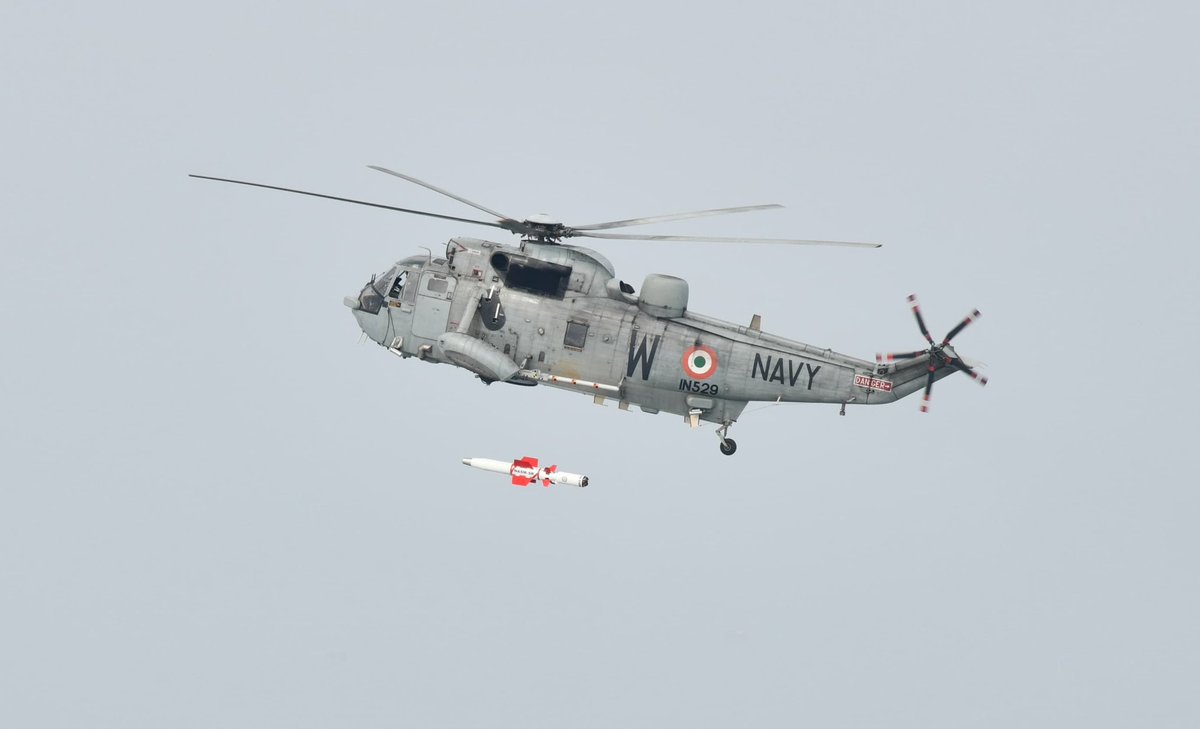 indiannavy's tweet photo. #IndianNavy in association with @DRDO_India successfully undertook Guided Flight Trials of #1st  indigenously developed Naval #AntiShipMissile frm Seaking 42B helo on #21Nov 23.
A significant step towards achieving self-reliance in niche missile tech, incl seeker &amp; guidance tech. https://t.co/nbKI7ZuzDq
