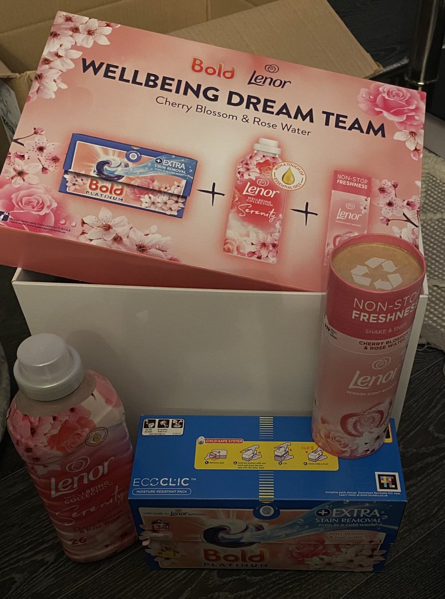 Sbaxter2011's tweet photo. #WellbeingDreamTeam wow wow wow what an amazing team of laundry products they make your washing smell amazing and come our spotlessly 💕💕💕 https://t.co/cgKIJ1eiXd