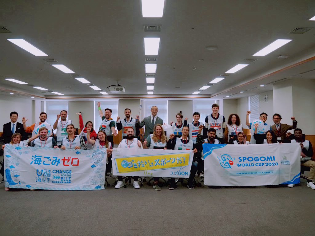 21カ国の代表が集まり、スポーツ庁の室伏長官に表敬訪問に行ってまいりました。

長官からは史上初開催となるスポGOMIワールドカップに対して熱い激励の言葉をいただき、選手たちも翌日に控えた競技に向けて気持ちが高まった様子でした💫
#スポGOMIWC #日本財団