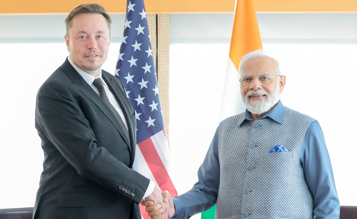 NewsAlgebraIND's tweet photo. HUGE BREAKING 🚨 India is close to agreement with Tesla worth $2 BILLION INVESTMENT. 

Tesla is planning to invest around $2 billion initially in a new plant in India & also plan to buy auto parts from India worth up to $15 billion🔥🔥
Elon Musk said in June that Tesla plans to make a “significant investment” in India and he intends to visit in 2024 🔥