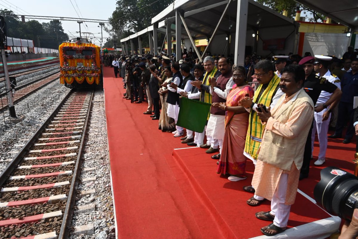 Hon’ble President Smt. Droupadi Murmu flagged off Badampahar - Shalimar Express inviting new avenues of socio-economic growth in eastern Odisha. @rashtrapatibhvn #RailInfra4Odisha #Express_100SaalBaad