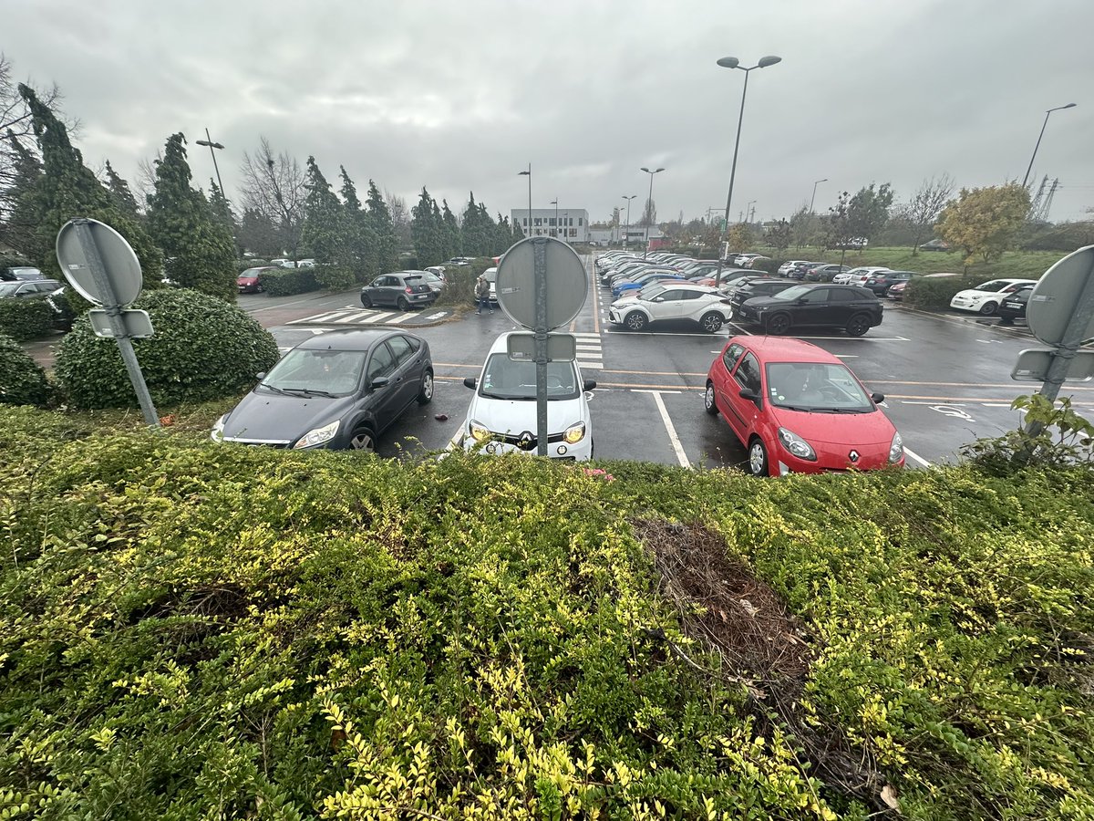 Bande de saloperies 🤬🤬🤬

5 places PMR, 3 squattées.

A noter qu’il y a masse de places libres au fond.

CHEH pour la Twingo où les feux sont restés allumés.