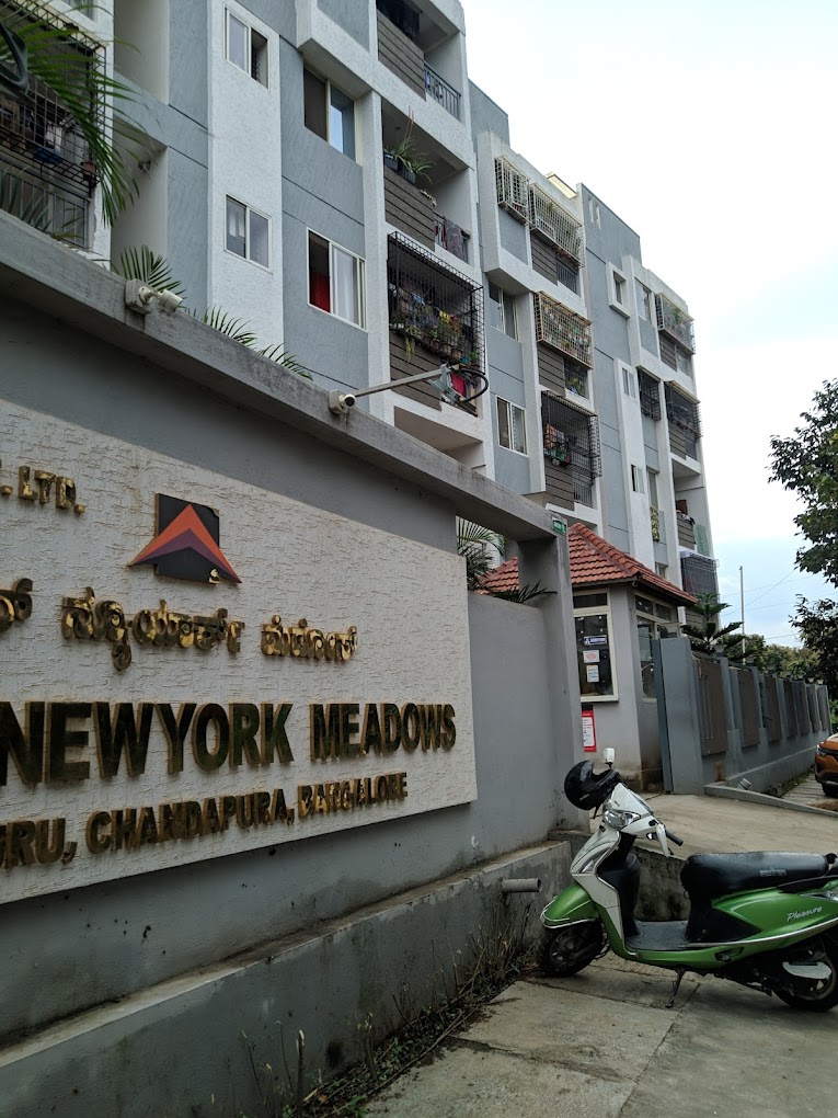 auction_villa's tweet photo. 🏡 Don't miss out on this !  A cuddly 2BHK (900 sqft) in Dhiraan NY Meadows, Chandapura! is up for auction. 

💰 Reserve Price: ₹25L (Market price: ₹38L)   
💼 Earnest Money Deposit (EMD): ₹2.5L   
📅 Auction Date: 25/11/2023  
📩 DM for further details  

#auctionvilla https://t.co/PSjTaOFV27