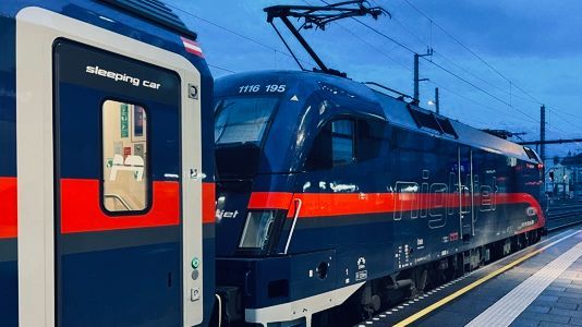 BackOnTrackEU's tweet photo. What does the new ÖBB #Nightjet bring for passengers & #shift2rail, how does it sleep in a #MiniCabin - and a seating carriage with everything except rubbish bins: Our in-depth analysis & lots of extra info on the first new #sleeper coaches in 30 years. https://t.co/0tr7SXlJQL https://t.co/b8kuccLfdx