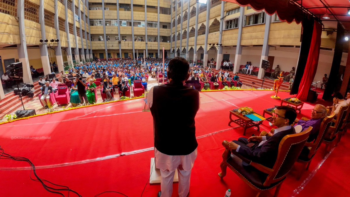 ಕರ್ನಾಟಕದ ಪ್ರತಿಷ್ಠಿತ ಶಿಕ್ಷಣ ಕೇಂದ್ರ ವಿಜಯ ವಿದ್ಯಾ ಸಂಸ್ಥೆಯ ಅಂಗವಾದ ಬೆಂಗಳೂರಿನ ಜಯನಗರದ ವಿಜಯ ಸಂಯುಕ್ತ ಪದವಿ ಪೂರ್ವ ಕಾಲೇಜಿನ 25ನೇ ವರ್ಷದ ರಜತ ಮಹೋತ್ಸವ ಕಾರ್ಯಕ್ರಮವನ್ನು ಇಂದು ಉದ್ಘಾಟಿಸಿ, ಮಾತನಾಡಿದೆ.  

ರಜತ ಮಹೋತ್ಸವ ಆಚರಿಸಿಕೊಳ್ಳುತ್ತಿರುವ ವಿಜಯ ಸಂಯುಕ್ತ ಪದವಿ ಪೂರ್ವ ಕಾಲೇಜಿನ ಮುಖ್ಯಸ್ಥರಿಗೆ, ಉಪನ್ಯಾಸಕರಿಗೆ ಹಾಗೂ