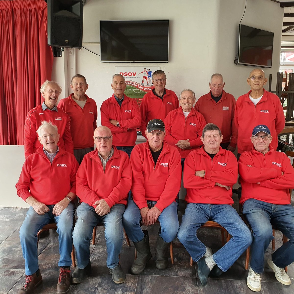 Dé maandagochtend ploeg in het zonnetje.
De toppers zorgen dat ons complex er na het weekend piekfijn bij ligt. Deze trouwe DSOV'ers verdienen wel een extraatje dus hebben zij allemaal nieuwe kleding gehad om er ook piekfijn uit te zien. Allemaal enorm bedankt voor de inzet!