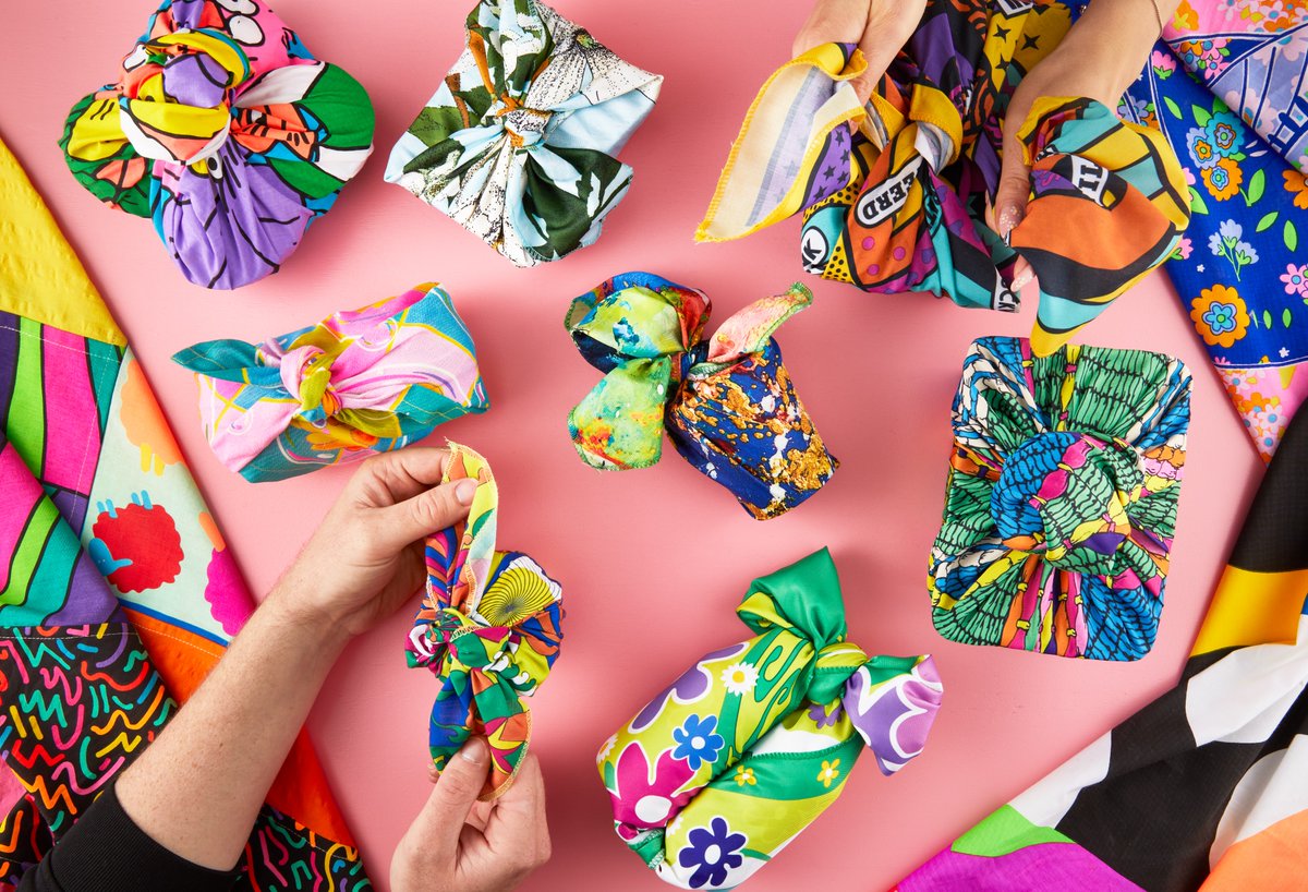 Pas de papier cadeau pour les fêtes de fin d’année ?
C’est le moment de se mettre au furoshiki, l’art de l’emballage japonais !
Nos Knot Wraps sont parfaits pour emballer des cadeaux et ils sont réutilisables à l’infini : lush.com/fr/fr/c/gift-w…
