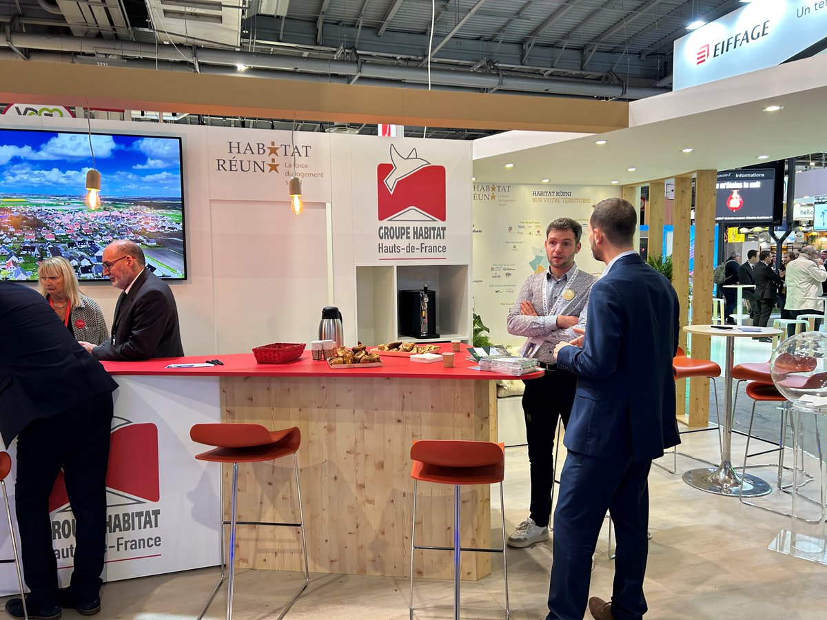 PolygoneSA's tweet image. 💼 | 𝐒𝐚𝐥𝐨𝐧 𝐝𝐞𝐬 𝐦𝐚𝐢𝐫𝐞𝐬
👉 Polygone est présent au Salon des maires et des collectivités locales qui se déroule Porte de Versailles à Paris.
👏 Pour l'occasion, Polygone a convié ses partenaires sur le stand de @Habitathdf &amp;amp; @habitatreuni. Merci pour l'accueil 😉 !