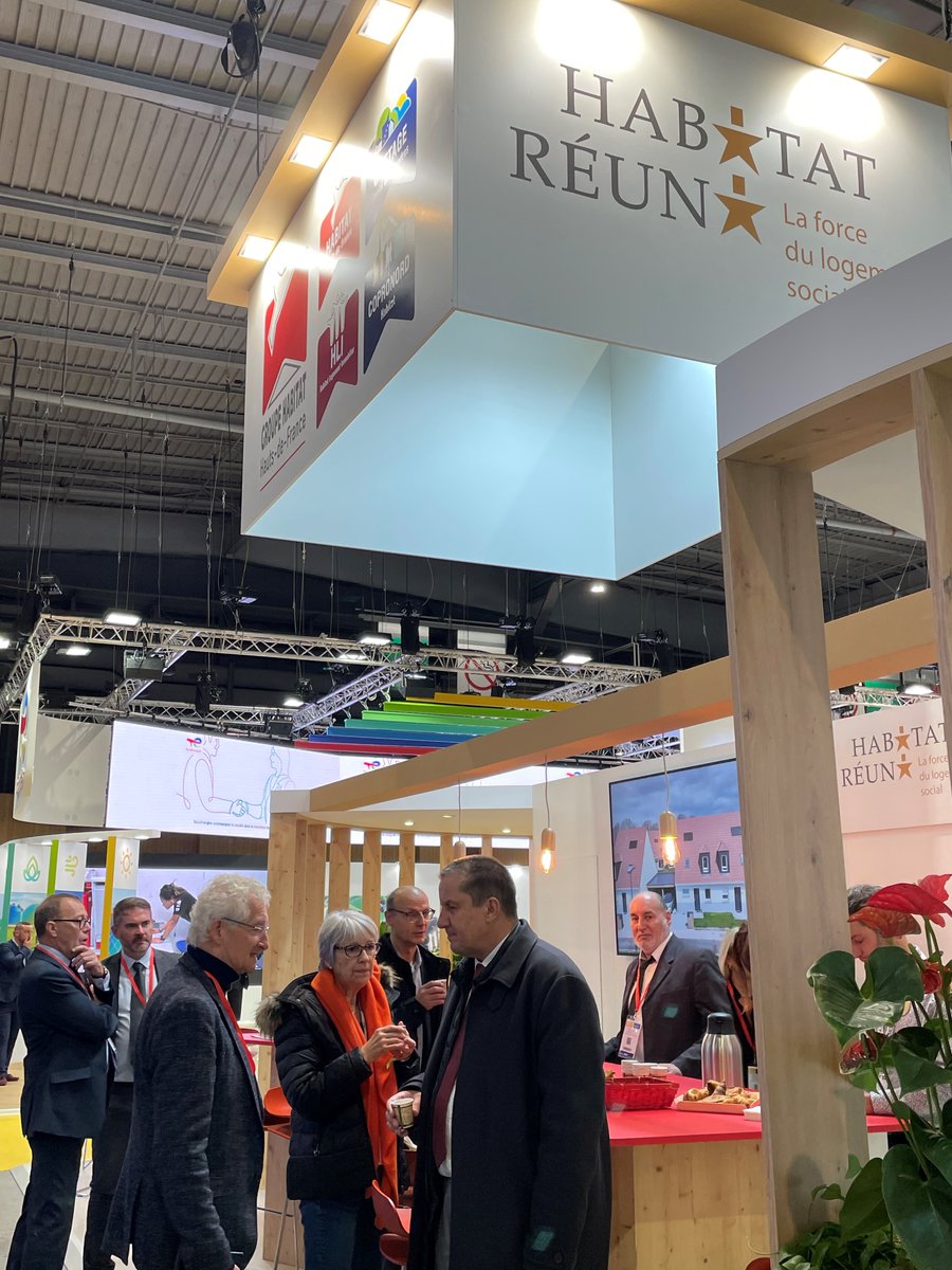 PolygoneSA's tweet image. 💼 | 𝐒𝐚𝐥𝐨𝐧 𝐝𝐞𝐬 𝐦𝐚𝐢𝐫𝐞𝐬
👉 Polygone est présent au Salon des maires et des collectivités locales qui se déroule Porte de Versailles à Paris.
👏 Pour l'occasion, Polygone a convié ses partenaires sur le stand de @Habitathdf &amp;amp; @habitatreuni. Merci pour l'accueil 😉 !