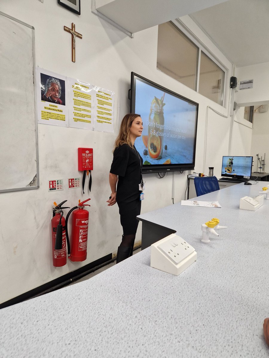 <a href="/LondonMetUni/">London Met Uni</a> dietetic student on placement  <a href="/NHS/">@NHS</a> #London hospital takes over a secondary school Science lesson. Learning outcomes: group presentation/education ✅️ 
Local schools, local workforce <a href="/RLHDietitians/">RLH Dietitians</a> in #collaboration with <a href="/BartsHorizons/">Healthcare Horizons</a> #reduceinequalities