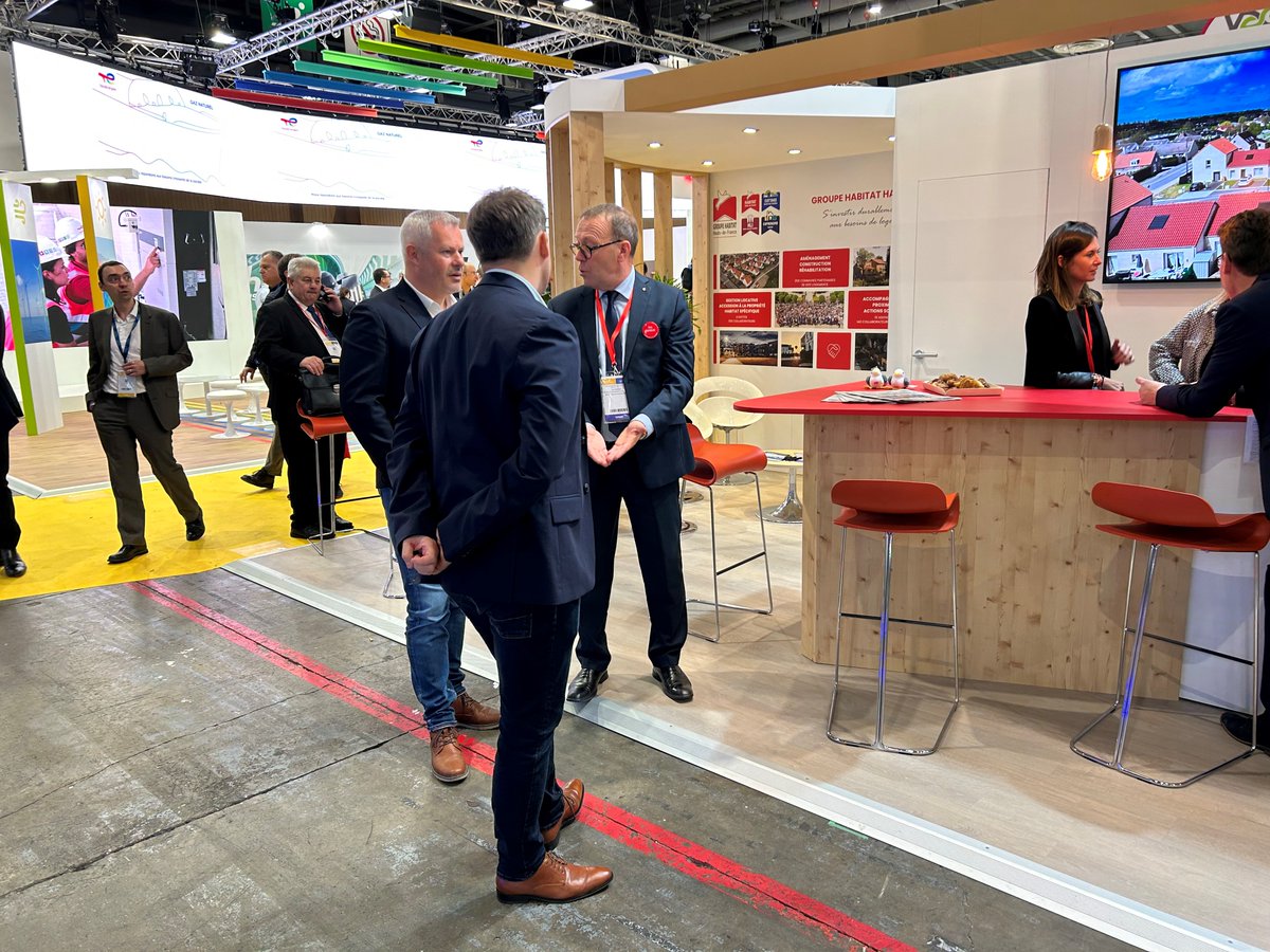 PolygoneSA's tweet image. 💼 | 𝐒𝐚𝐥𝐨𝐧 𝐝𝐞𝐬 𝐦𝐚𝐢𝐫𝐞𝐬
👉 Polygone est présent au Salon des maires et des collectivités locales qui se déroule Porte de Versailles à Paris.
👏 Pour l'occasion, Polygone a convié ses partenaires sur le stand de @Habitathdf &amp;amp; @habitatreuni. Merci pour l'accueil 😉 !