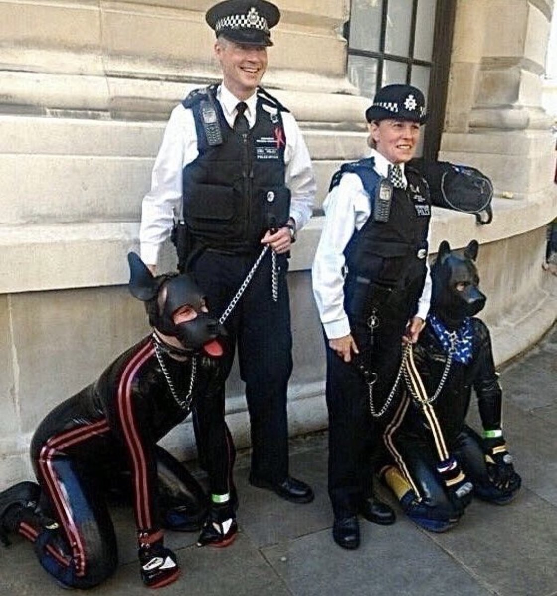 OliLondonTV's tweet photo. Is this an appropriate way for British Police officers to behave? https://t.co/mc7zq176Xk