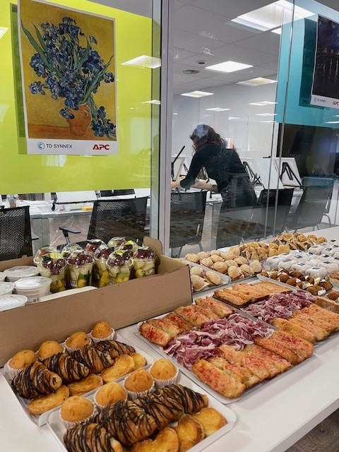 Nuestro equipo comercial de TD SYNNEX se unió a APC en una actividad genial: Wine Gogh 🎨🍷. Pintamos al estilo de Vincent Van Gogh y los resultados fueron increíbles. 

Fue una sesión encantadora llena de risas y creatividad, ¡una manera perfecta de terminar la semana! 🌟