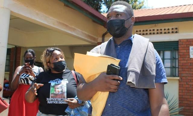 stv_select4fun's tweet photo. Mathew Kirabo, who was convicted of the murder of his girlfriend, Desire Mirembe, has been brought to the High Court in Mukono to be read out his sentence. In May 2022, the murder charge against Kirabo was dropped despite the fact that he was still being hunted.

#STVUpdates  | #STVUganda