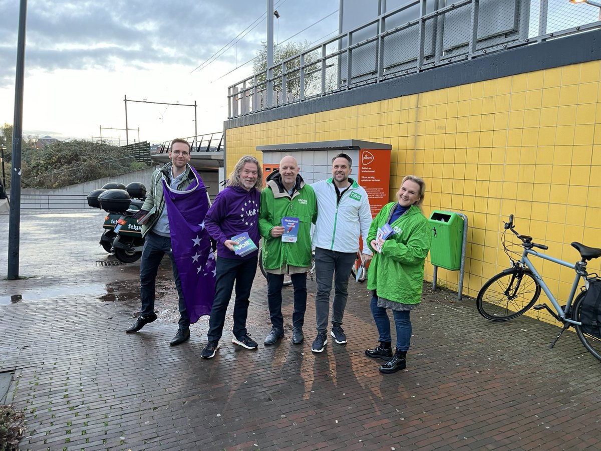 BrechtWeerheijm's tweet image. De #progressieve partijen van #Lansingerland @D66_LL, @GroenLinks_LL, @PvdA_LL en @VoltLansinger waren vanochtend allemaal aanwezig bij de metro! #Stem morgen #progressief! (Maar stem natuurlijk vooral @D66! ;) #StemD66