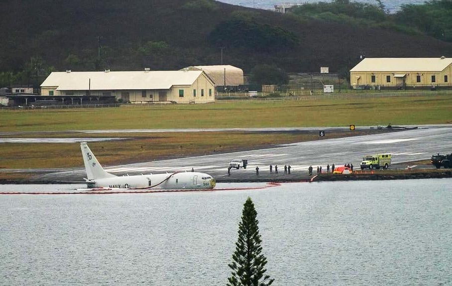 JacdecNew's tweet photo. USMC Boeing P-8 Poseidon (169561, built 2020) was damaged when it overran the end of runway 22 at Kaneohe Bay Marine Corps Air Station (PHNG), Hawaii. The aircraft ended up in shallow waters. All 9 persons on board evacuated and made it safely ashore. At the time of the landing, winds were gusty and visibility was reduced by rain.
https://t.co/dtcLbNYQ7t