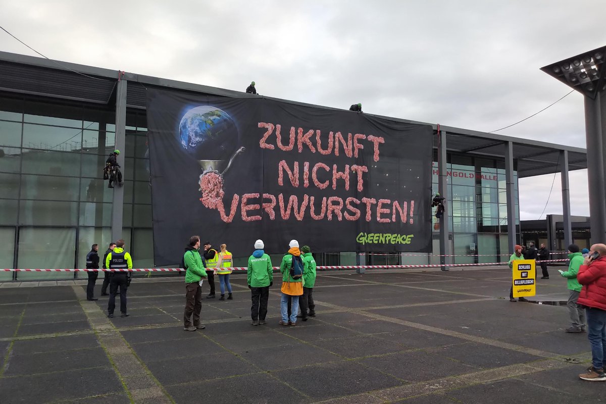Kolibri-Kollektiv 🐦🏴 inactive (@kolibrikllktv) on Twitter photo ++ Mega-Banner-Drop gegen den Deutschen Fleischkongress ++
<a href="/greenpeace_de/">Greenpeace e.V.</a> unterstützt den Protest gegen den #Fleischkongress mit einer Überraschungsaktion zum Start des Kongresses in der Rheingoldhalle in #Mainz.
Die Zukunft nicht verwursten: #NeinZumFleischkongress! 🐾✊ ++ Mega-Banner-Drop gegen den Deutschen Fleischkongress ++
<a href="/greenpeace_de/">Greenpeace e.V.</a> unterstützt den Protest gegen den #Fleischkongress mit einer Überraschungsaktion zum Start des Kongresses in der Rheingoldhalle in #Mainz.
Die Zukunft nicht verwursten: #NeinZumFleischkongress! 🐾✊