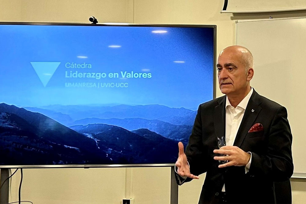 UManresa's tweet photo. LIDERATGE EN VALORS | Valentí Martínez presenta la Càtedra de Lideratge en Valors a Xile 

https://t.co/WKYyGe3yjJ 

#lideratge #valors #lidva @valmares https://t.co/DzS4RXFwoE
