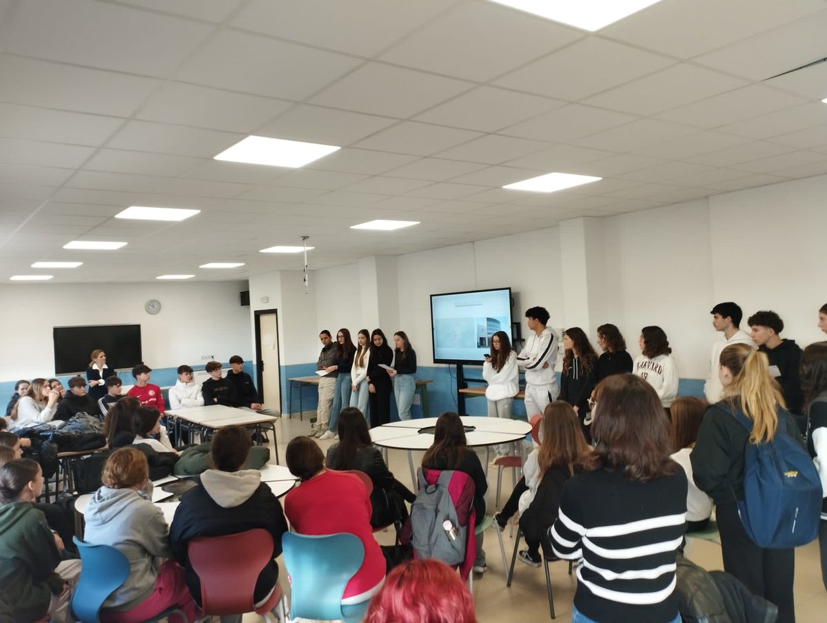 Hoy, el IES Alpedrete inicia las movilidades Erasmus+ del curso 2023/2024 🇪🇺 Recibimos una movilidad de grupo de 15 alumnos del instituto Marguerite Yourcenar, de Le Mans. Además,  Recibimos a Eve, Meiline y Sarah, estudiantes de larga movilidad. 🇨🇵🇪🇸  #Erasmus #erasmuslife