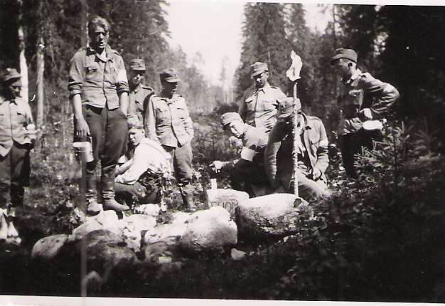 KariWikholm's tweet photo. Muistutuksena #hallitus @petteriorpo vanhan Faija-vainaan albumista, että tehtiin aika paljon duunia viime kähinän aikana, että raja piti ja naapuri pysyi omalla puolella. Nyt olisi taas teidän aika tehdä päätöksiä rajan suhteen #jr13 #raja #suomi #isänmaa #hybridi https://t.co/osQ4eGwjdC